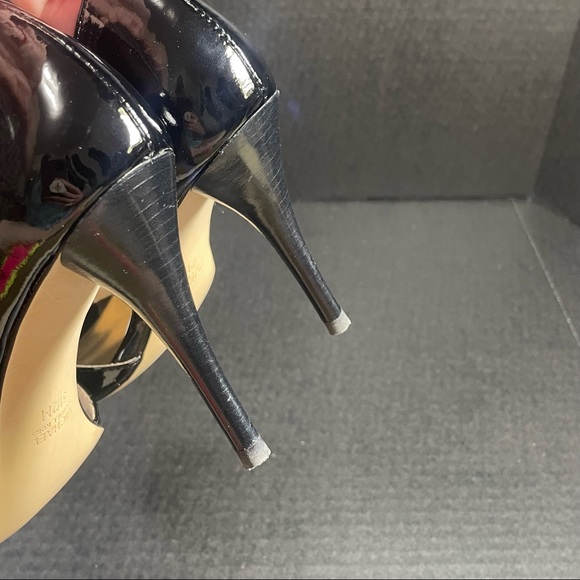 MICHAEL KORS BLACK PATENT LEATHER HEELS SIGNATURE MEDALLION TOE PLATE 5.5M FIRM$ - Picture 6 of 10
